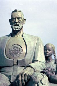 Intelectual con niña y muñeco. Casto Solano. 1997. 
